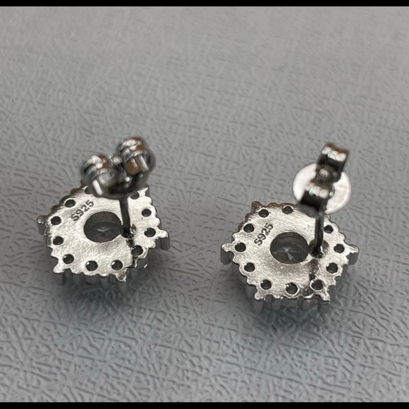 925 Sterling Silver Diamond Halo Starburst‎ Snowflake Elegant Stud Earrings - Picture 4 of 11